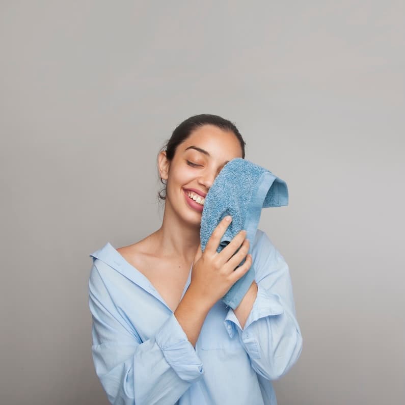 There’s nothing better than stepping out of the shower and wrapping yourself in a soft, fluffy towel. But over time, even the highest-quality towels can lose their softness and absorbency, turning stiff, scratchy, or less effective. The good news? With the right washing techniques and care, you can keep your towels feeling fresh, soft, and perfectly absorbent for years.  Here’s a complete guide on how to wash towels the right way — from detergent choice to drying tips.