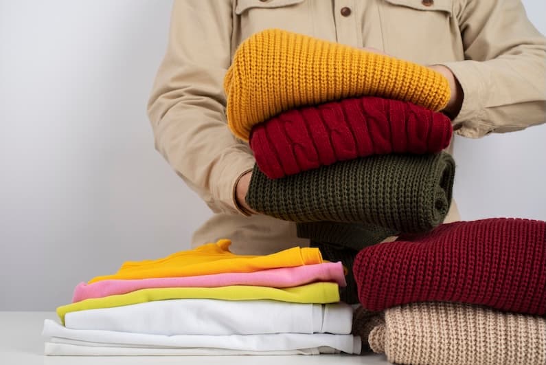 Winter clothing is designed to keep you warm, but heavy fabrics like wool, cashmere, padded coats, and thick knits require special care. Washing them incorrectly can lead to shrinkage, fabric damage, loss of insulation, and fading. With the right approach, your winter wardrobe can stay fresh, soft, and long-lasting throughout the colder months.