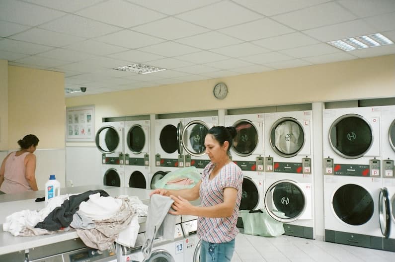 In a fast-paced city like London, finding time for everyday chores can be a challenge. Between work, family, and personal commitments, laundry often becomes a time-consuming task that keeps getting pushed aside. The good news? There are smarter, more efficient ways to manage your laundry without sacrificing your time or energy.