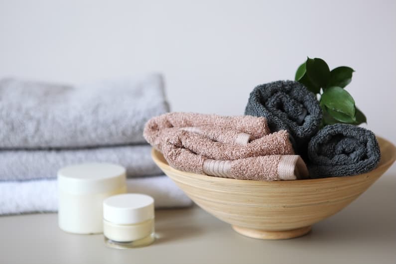 Running a salon is all about creating a welcoming atmosphere where clients feel pampered and relaxed. From crisp towels to clean gowns and pristine linens, the details make all the difference. However, keeping up with the large volume of laundry that salons generate can quickly become overwhelming. That’s where a professional bulk laundry service for salons steps in—ensuring your business always looks and feels fresh without the stress of handling it in-house.