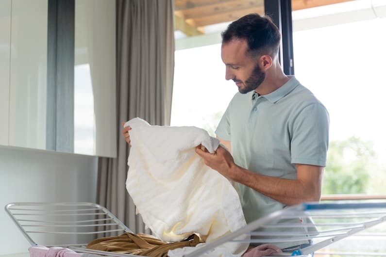 Travelling is exciting, but one of the practical challenges every traveller faces is how to manage laundry during the trip. Whether you’re in London for a few days of sightseeing, a week-long business trip, or an extended stay, keeping your clothes fresh and clean is important. Carrying too many outfits is impractical, and repeating worn clothes can make you feel less confident. The good news is that London offers plenty of laundry and dry-cleaning options to suit every type of traveller – from budget backpackers to luxury tourists. In this guide, we’ll explore the most convenient laundry options available in London for travellers.