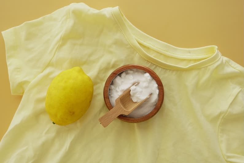 Simple Laundry Hacks Using Everyday Ingredients (That Actually Work) Doing laundry doesn’t always require expensive products or complicated routines. In fact, some of the most effective laundry solutions are already sitting in your kitchen. From lemon juice to baking soda, these simple laundry hacks can help keep your clothes fresh, bright, and long-lasting.